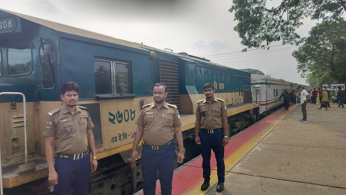 Engine fault, ALM sick with smoke, Chattala Express with 800 passengers stuck in Feni