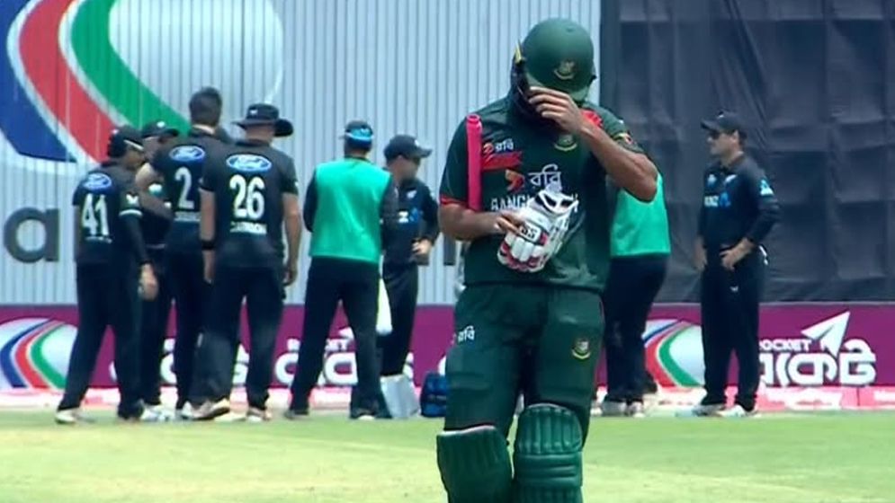 Saif returned to the dressing room at the beginning