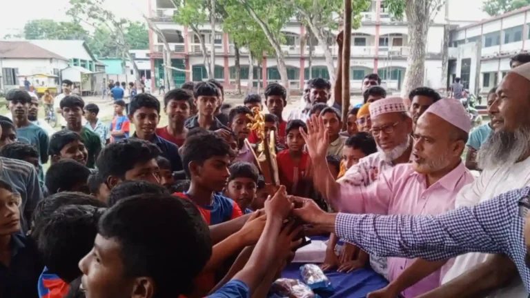গোসাইরহাটে প্রাথমিক বিদ্যালয় গোল্ডকাপ ফুটবল টুর্নামেন্টের জমজমাট ফাইনাল ও পুরস্কার বিতরণ