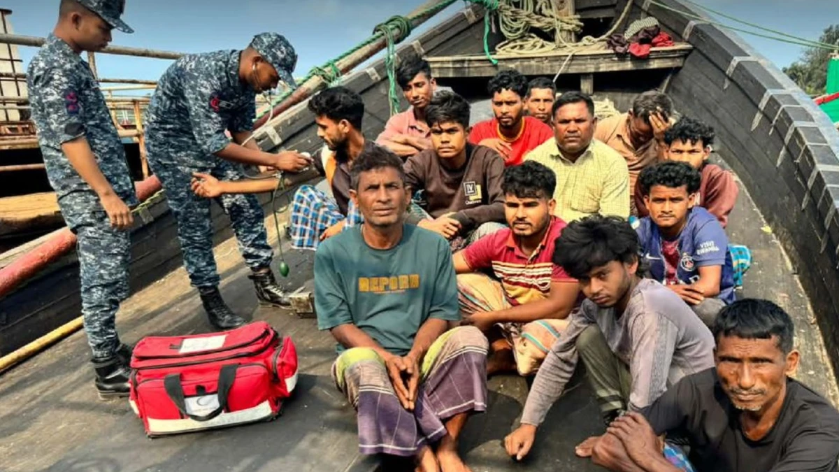 বঙ্গোপসাগরে চারদিন ভাসমান ট্রলার উদ্ধার, ১৫ জেলেকে জীবিত ফিরিয়ে আনল নৌবাহিনী