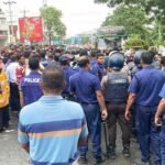 বকেয়া বেতনের দাবিতে শ্রমিকদের সড়ক অবরোধ