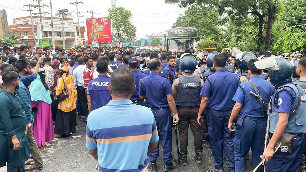 বকেয়া বেতনের দাবিতে শ্রমিকদের সড়ক অবরোধ