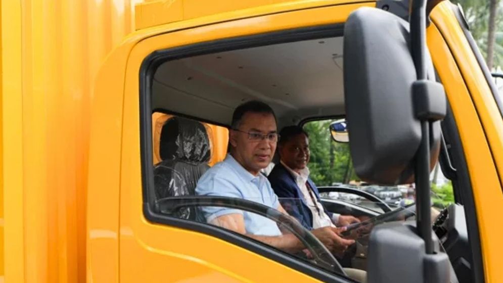 দেশীয় প্রযুক্তির বৈদ্যুতিক ভ্যান চালিয়ে দেখলেন প্রধানমন্ত্রী