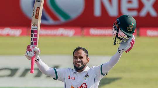 মুশফিকের শতকে জ্বলে উঠলো বাংলাদেশ