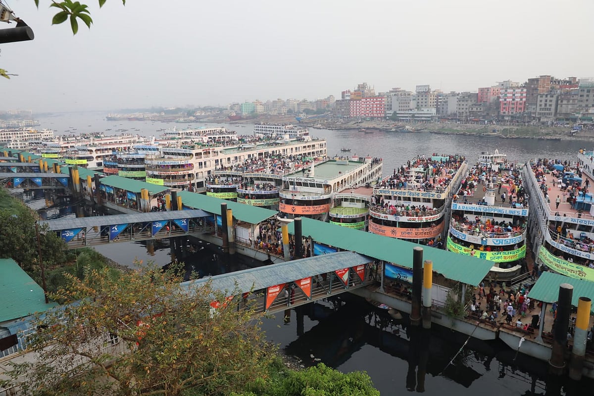 Two and a half lakh boats are plying in the river, only 20,000 are registered