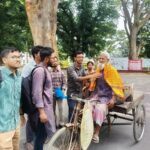 The friends of Bandhu Sabha put a smile on the faces of the workers on Labor Day