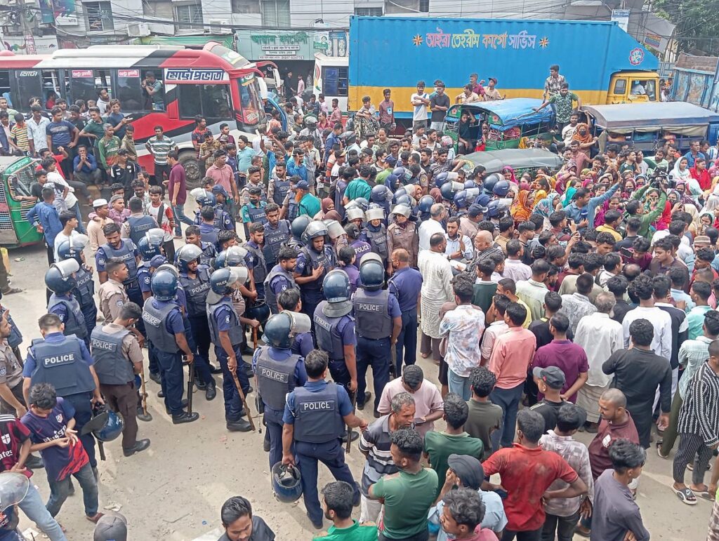 Garment workers block road in Chittagong to demand outstanding salary, long traffic jam