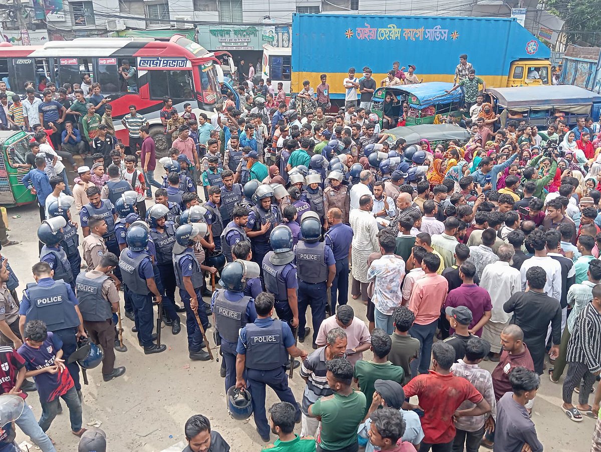 Garment workers block road in Chittagong to demand outstanding salary, long traffic jam