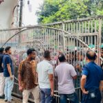 Bus service started after 3 and a half hours, the leaders and workers did not move from the police station