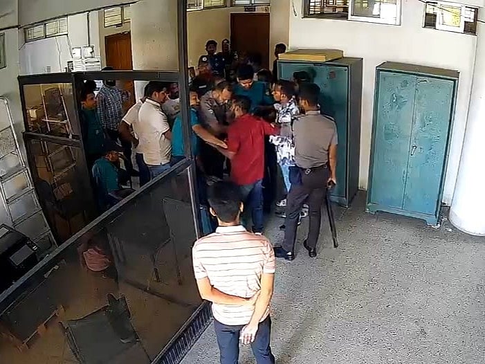 Notice to two leaders of Juba Dal in Rajshahi robbery of tender boxes