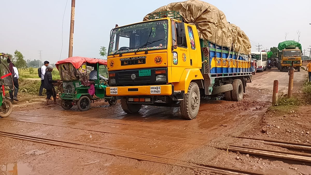Sand filling truck breaks down at railway crossing in Gazipur, train movement on Dhaka-Yamuna bridge route temporarily stopped