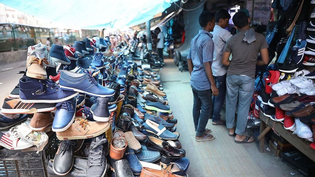 Policy for hawkers to restore order on sidewalks