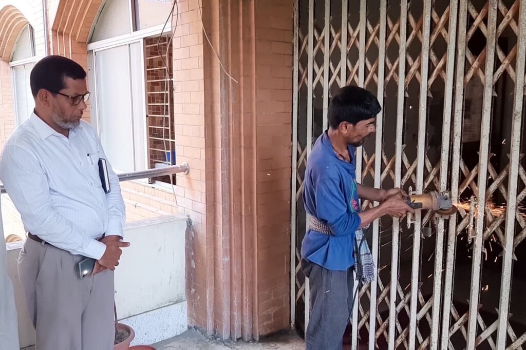 In the presence of the Vice-Chancellor, the official activities started by breaking the lock, the teachers are stubborn in the movement