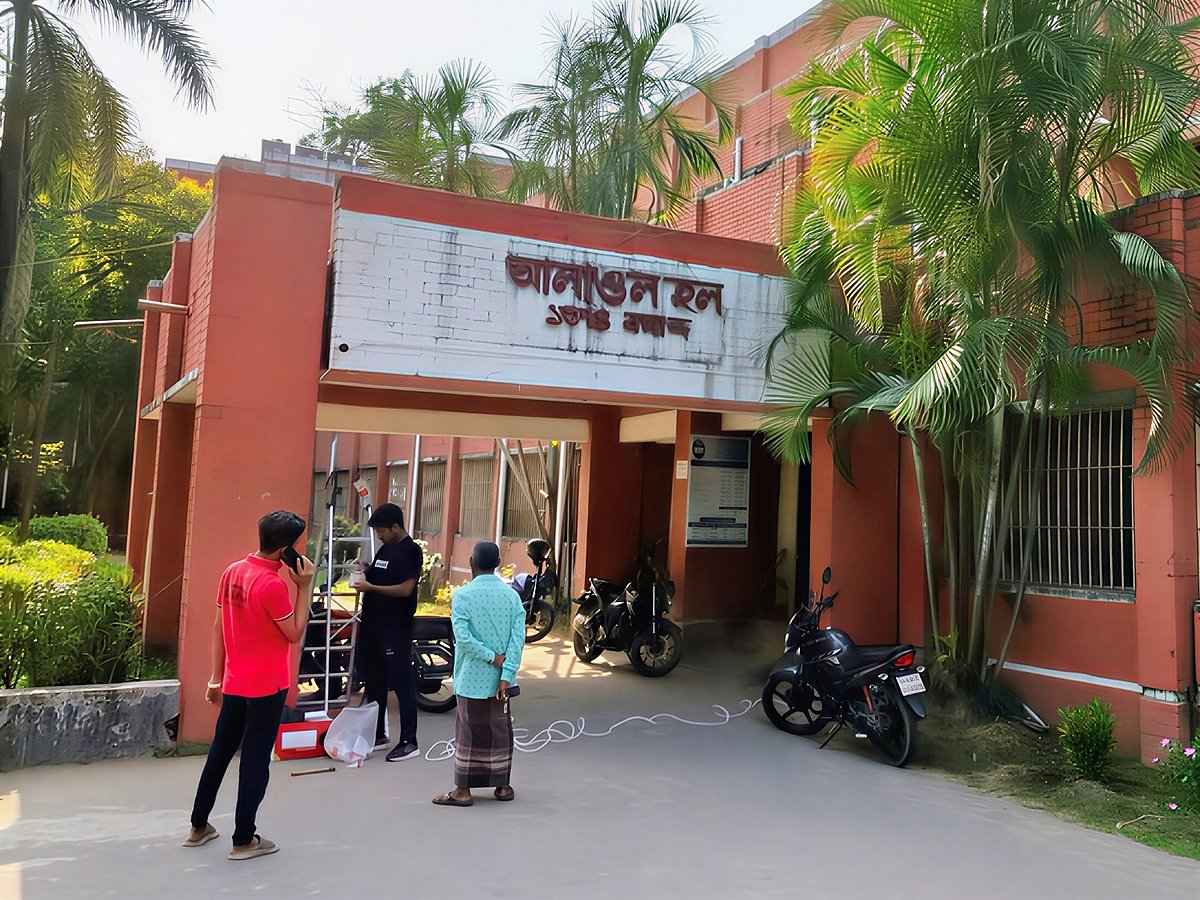 Chittagong University / Parliament leaders locked the principal’s office on eight demands