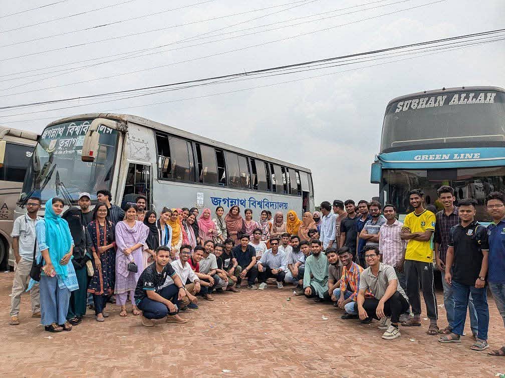 Students of Jagannath University returned home by university bus on Eid