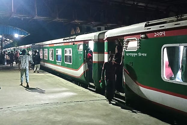 On the first day of the Eid journey, Vijay Express left three and a half hours late
