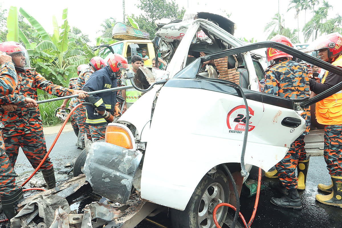 Bus-ambulance collision in Faridpur, 5 killed