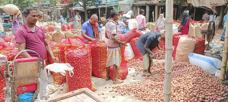 The cost is not rising even by selling onions, the sacrifice of uncertain farmers