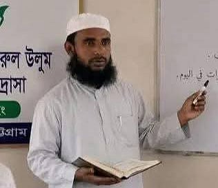 The madrasah teacher was returning home from the market, died in the yard due to lightning