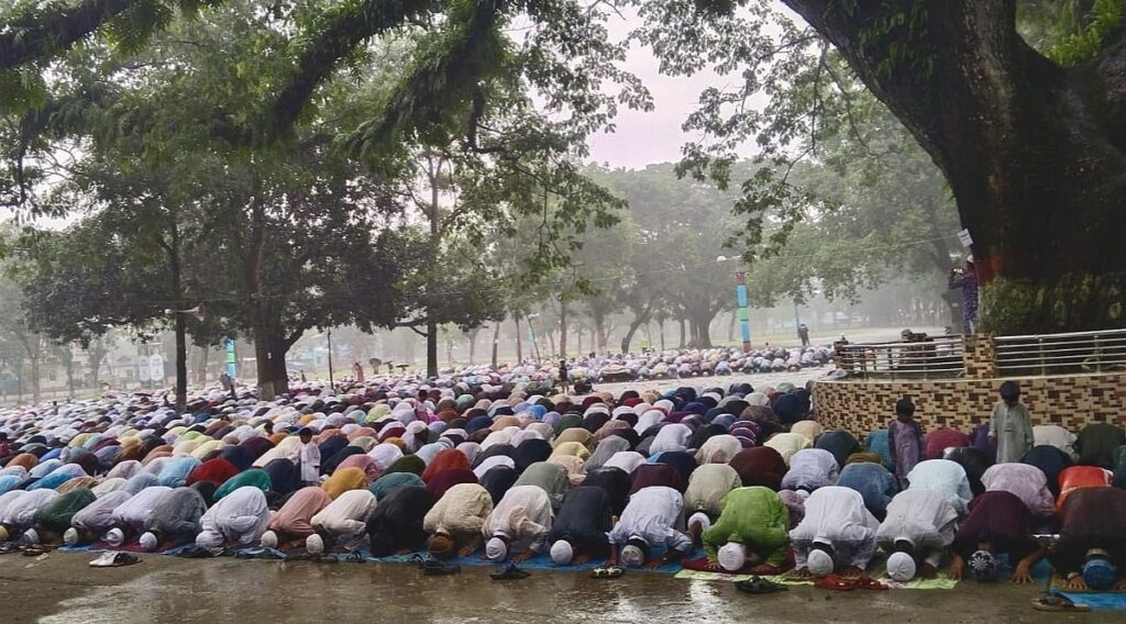 Sholakia devotees brave heavy rain to offer Eid prayers