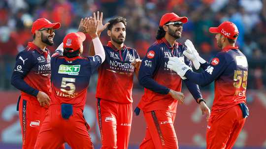আইপিএল ২০২৬: প্লে-অফে আরসিবি, সাত দলের টিকে থাকার মরণপণ লড়াই