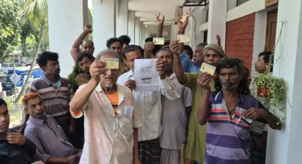 রাজবাড়ীতে ভিজিএফ খাদ্য সহায়তার চাল না পেয়ে বিক্ষোভ করেছেন অর্ধশত কার্ডধারী জেলে। বৃহস্পতিবার (৩০ এপ্রিল) দুপুরে জেলা প্রশাসকের কার্যালয়ের সামনে এ বিক্ষোভ অনুষ্ঠিত হয়।