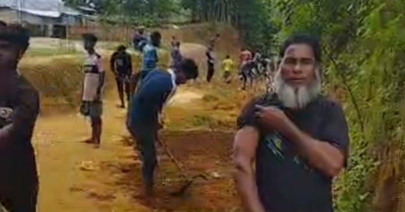 কমলগঞ্জে বেহাল সড়ক সংস্কারে এলাকাবাসীর স্বেচ্ছাশ্রম, দ্রুত পাকাকরণের দাবি