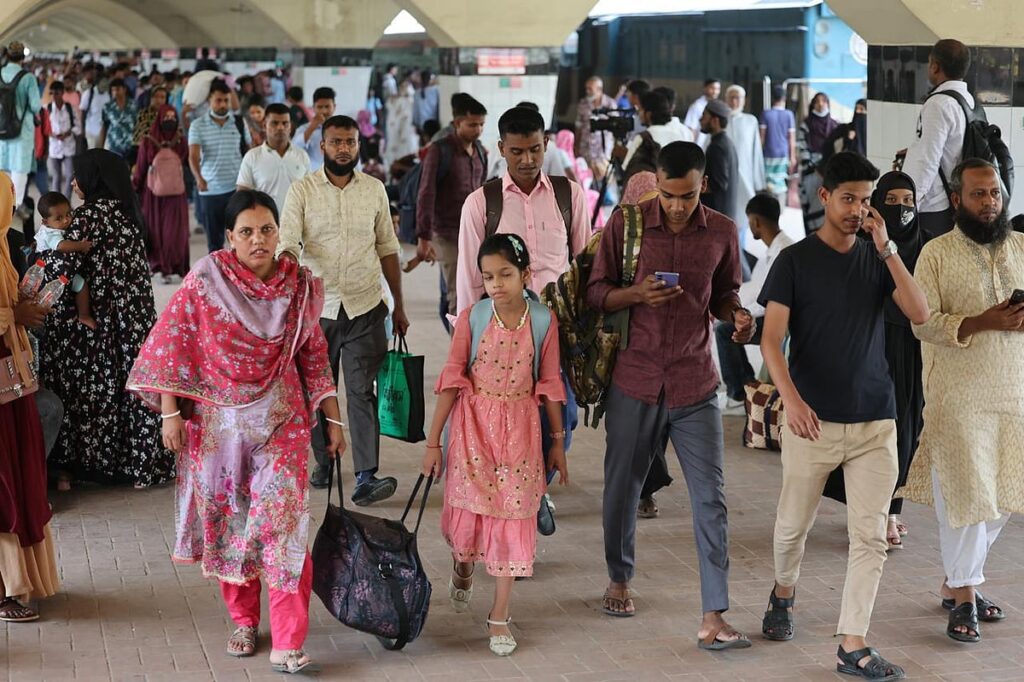 Bangladesh resumes normal operations as holidaymakers return to capital