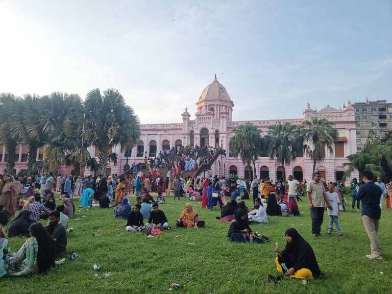 On the third day of Eid, Ahsan Manjil is also crowded, the visitors look at the history and traditions