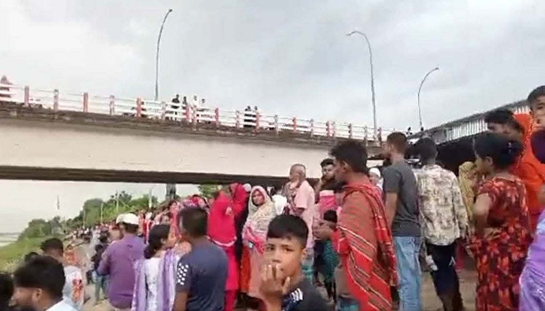 Mother Rescued After Jumping into River with Four-Month-Old Infant; Search Underway for Missing Child