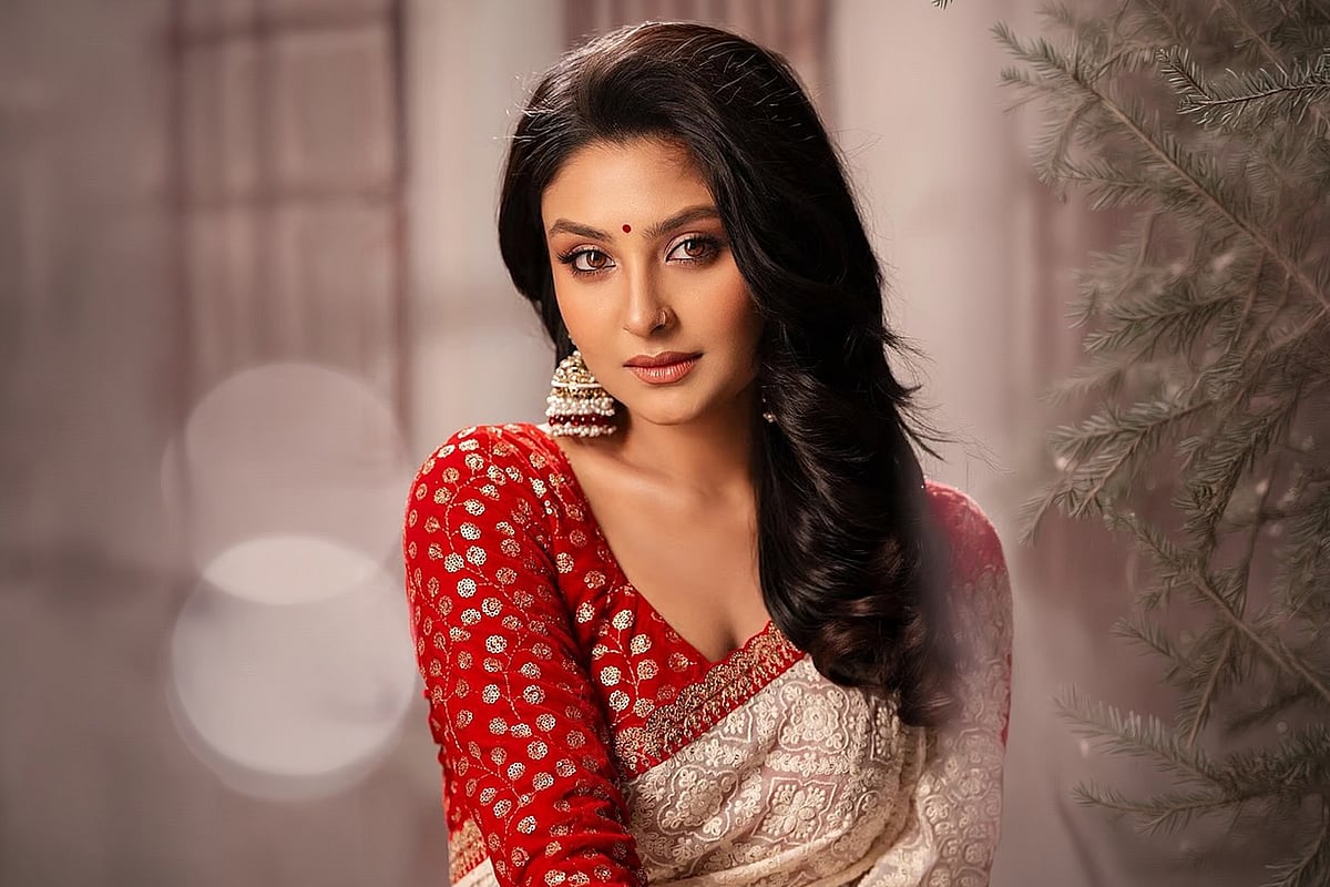 এনগেজমেন্টের আনুষ্ঠানিক ঘোষণা দিলেন অভিনেত্রী নাজনীন নীহা