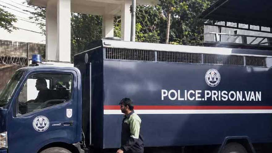 কাহুতায় প্রিজন ভ্যান থেকে ১৪ কয়েদির পলায়ন, আটক ৪