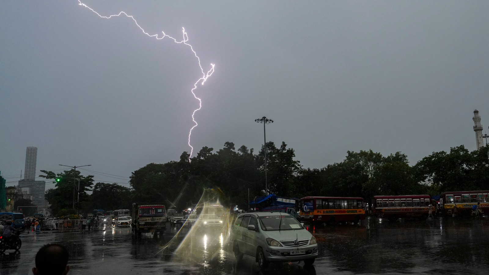 কলকাতায় দুই ঘণ্টায় ৩৭৭ বজ্রপাত, বৃষ্টির পূর্বাভাস অব্যাহত দক্ষিণবঙ্গে