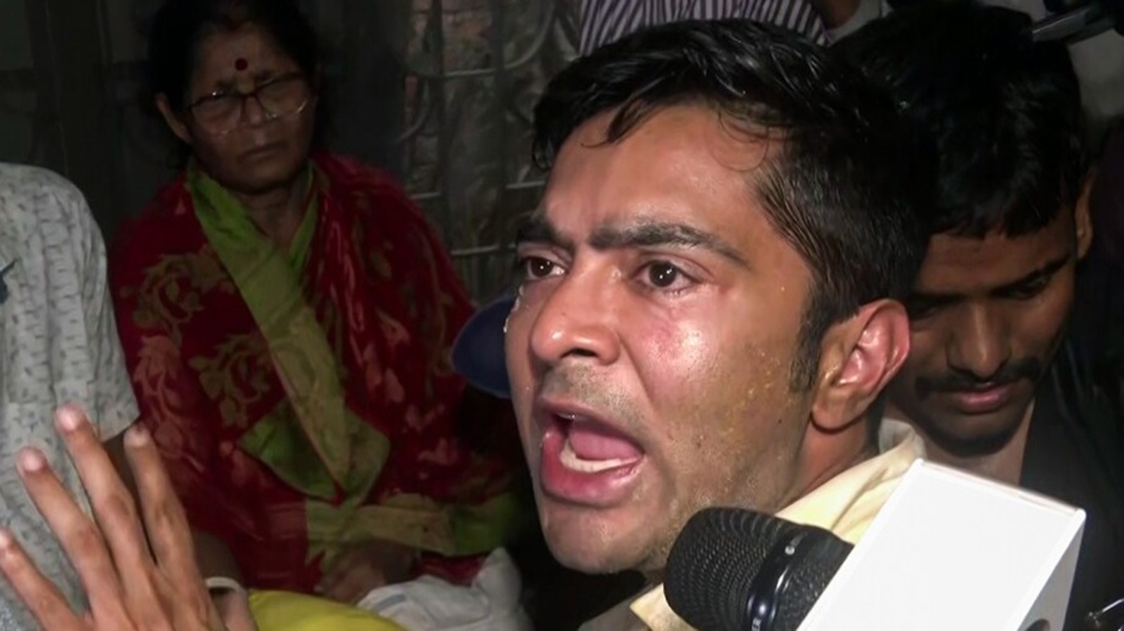 আমফানের ত্রাণ বিতরণে ২৫০ কোটি টাকার দুর্নীতির অভিযোগে অভিষেক বন্দ্যোপাধ্যায়ের বিরুদ্ধে মামলা