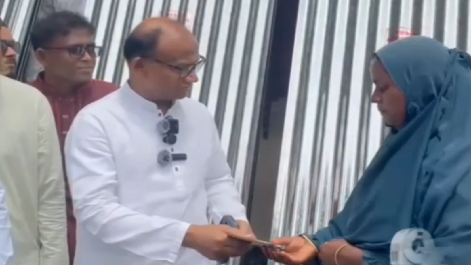 জাজিরায় নদীভাঙন ক্ষতিগ্রস্তদের মাঝে ঢেউটিন ও নগদ অর্থ বিতরণ, বিজ্ঞান ও উদ্ভাবনী প্রদর্শনী উদ্বোধন করলেন সাঈদ আহমেদ আসলাম