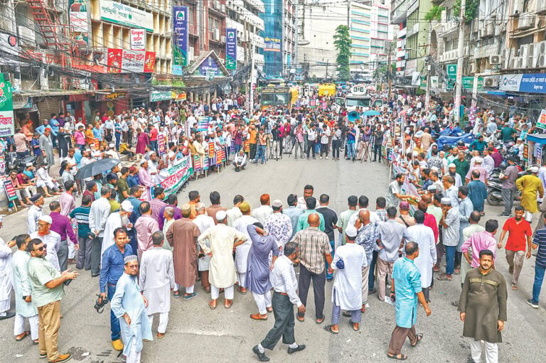 ইসলামী ব্যাংকের নতুন চেয়ারম্যানের নিয়োগ বাতিলের দাবিতে গ্রাহকদের বিক্ষোভ ও পর্ষদ সভা পণ্ড