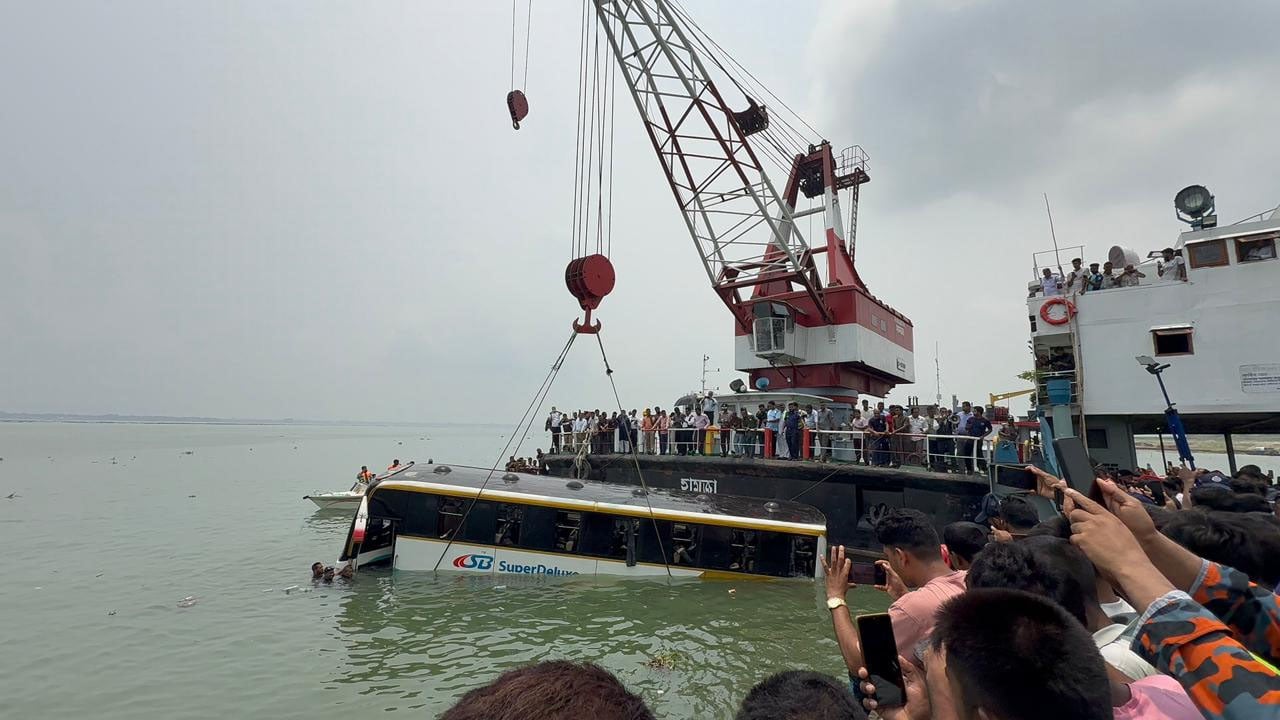 দৌলতদিয়ায় ফেরিঘাটে বাস দুর্ঘটনার কারণ অনুসন্ধানে ৭ সদস্যের তদন্ত কমিটি গঠন