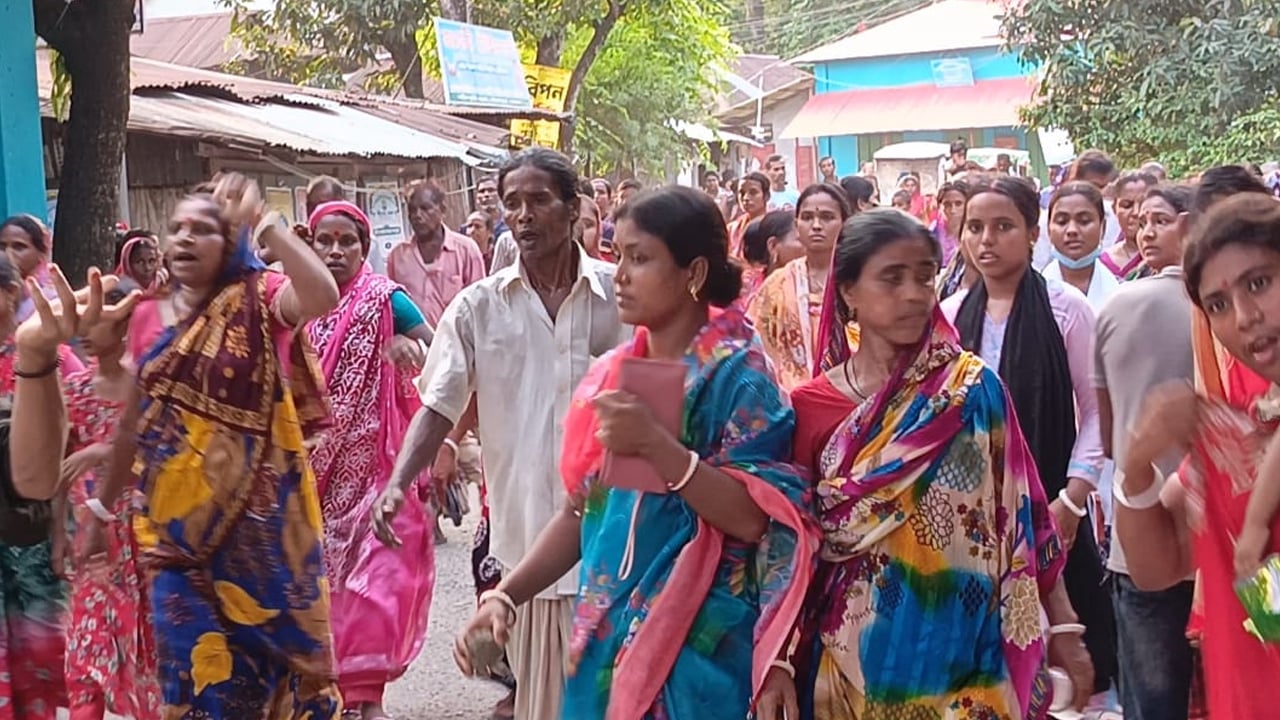 বরগুনায় মা ও দুই কন্যার রহস্যমৃত্যু নিয়ে স্বজনদের বিক্ষোভ বিচার দাবি