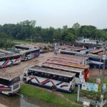 মাদারগঞ্জে বাসচালককে মারধরের ঘটনায় ২১ ঘণ্টা ধরে ঢাকা রুটে যান চলাচল বন্ধ ভোগান্তিতে যাত্রীরা