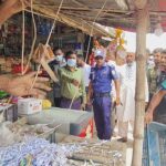 চাঁপাইনবাবগঞ্জের কানসাটে সড়ক দখলমুক্ত করতে প্রশাসনের উচ্ছেদ অভিযান