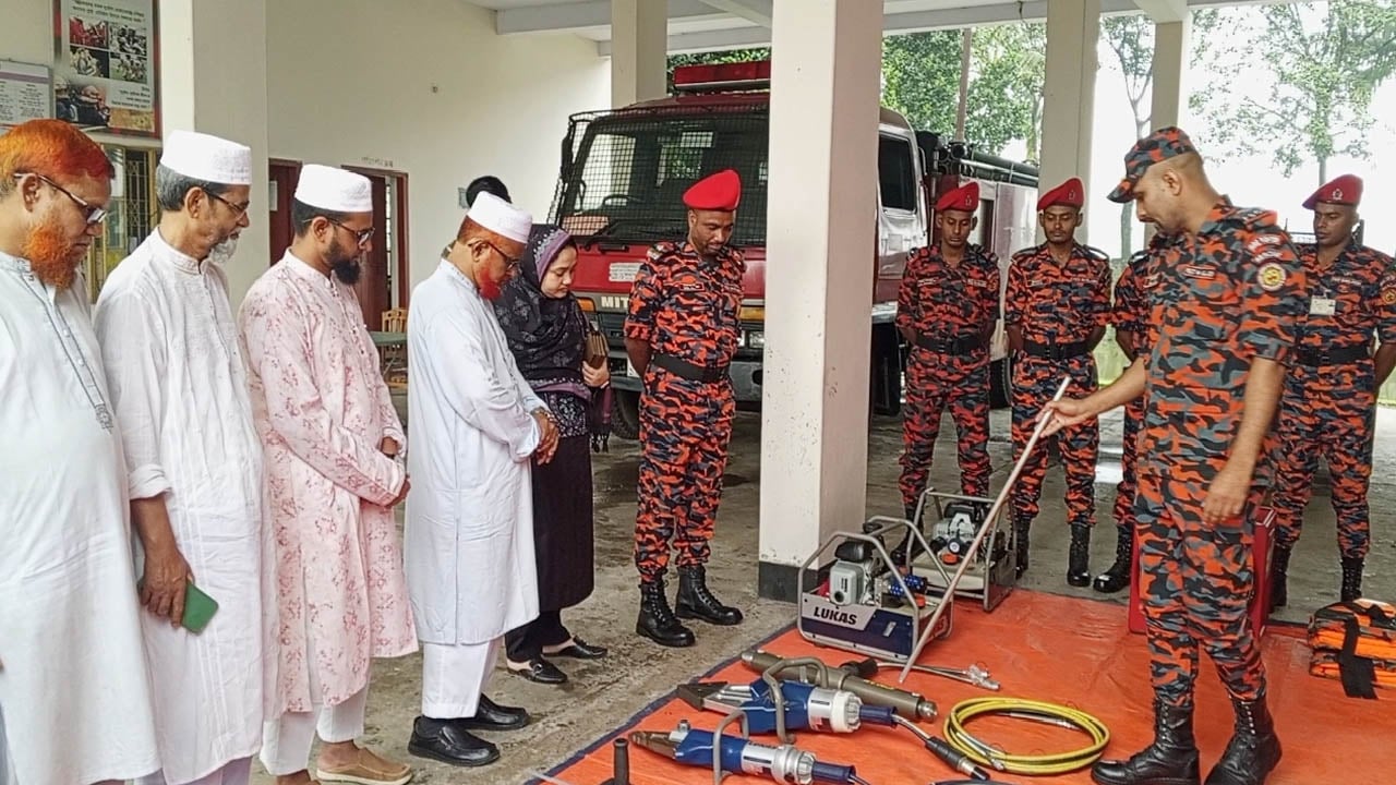 বদরগঞ্জ ফায়ার সার্ভিস স্টেশন পরিদর্শন করলেন এটিএম আজহারুল ইসলাম
