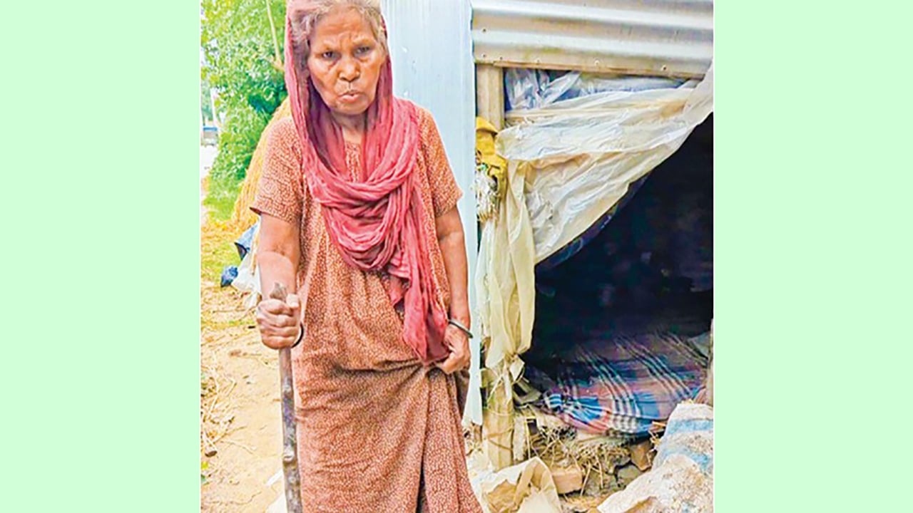 টাঙ্গাইলে জরাজীর্ণ ঘরে মানবেতর জীবন কাটাচ্ছেন অসহায় বৃদ্ধা আনোয়ারা বেগম