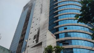 রাজধানীর বাংলামোটরে রূপায়ন টাওয়ারে অগ্নিকাণ্ড নিয়ন্ত্রণে কাজ করছে ফায়ার সার্ভিস