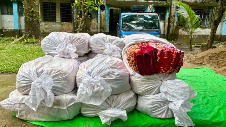 নেত্রকোণায় ১৬০টি ভারতীয় কম্বলসহ পিকআপ জব্দ পলাতক চালক