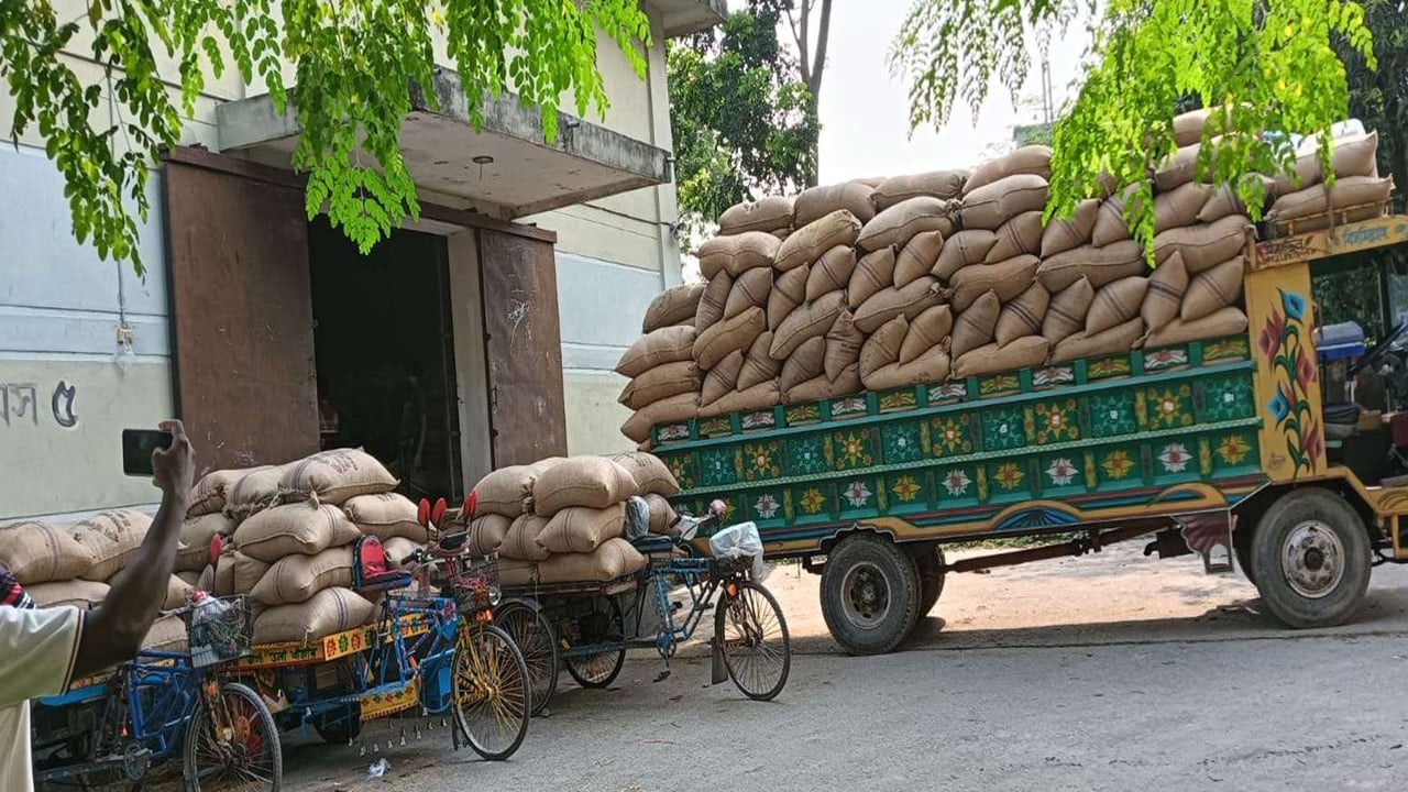 ভাঙ্গুড়ায় খাদ্যগুদামে কৃষকের বদলে ব্যবসায়ীদের ধান বিক্রির অভিযোগ স্থানীয়দের