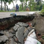 রংপুরের দ্বিতীয় তিস্তা সেতুর সংযোগ সড়কে ভয়াবহ ধস ঝুঁকি নিয়ে চলছে যানবাহন