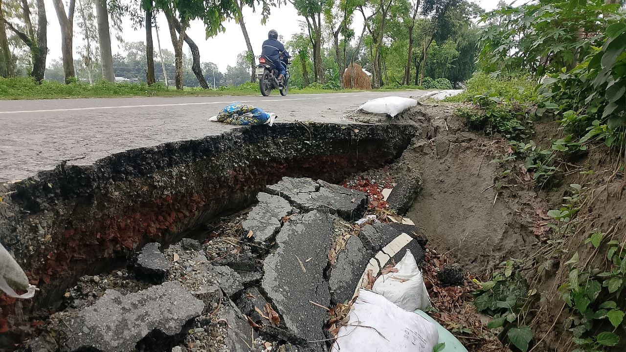 রংপুরের দ্বিতীয় তিস্তা সেতুর সংযোগ সড়কে ভয়াবহ ধস ঝুঁকি নিয়ে চলছে যানবাহন
