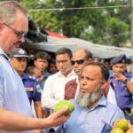 রাজশাহীর বানেশ্বর আম বাজার পরিদর্শন করলেন মার্কিন রাষ্ট্রদূত