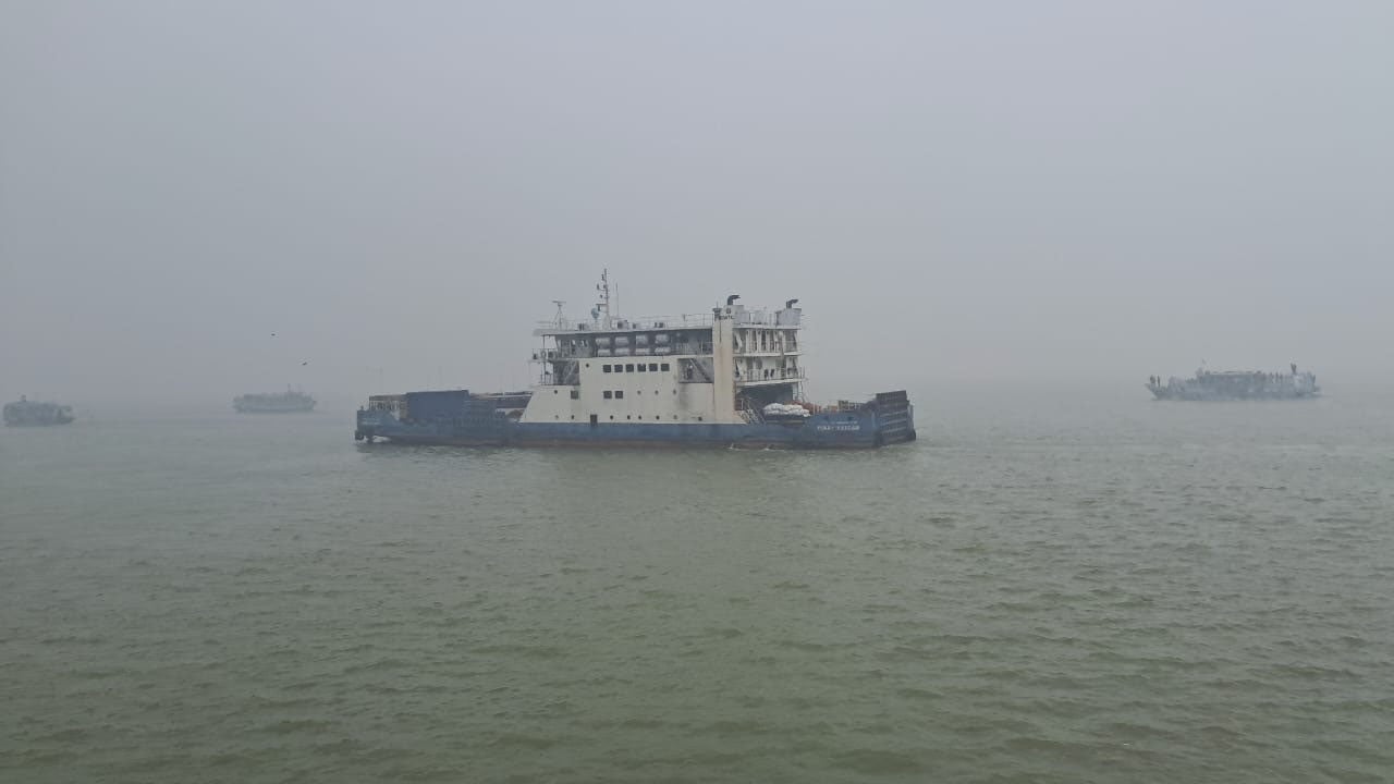 ঝড়ো আবহাওয়ার কারণে দৌলতদিয়া-পাটুরিয়া নৌরুটে ফেরি চলাচল স্বাভাবিক