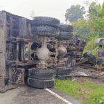 কুড়িগ্রামের রাজারহাটে রেললাইনে ট্রাক উল্টে ট্রেন চলাচল বন্ধ যাত্রীদের চরম দুর্ভোগ